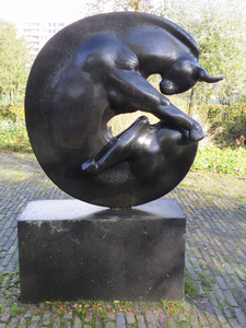 906652 Afbeelding van het bronzen beeldhouwwerk 'Stier' van Fons Bemelmans (1938), in 1981 geplaatst in Park de Gagel ...